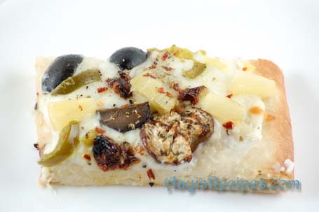 Pizza with white sauce