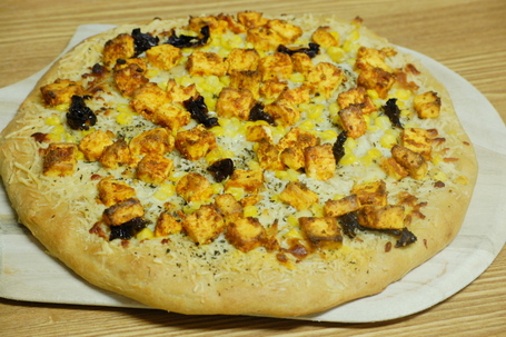 Spicy paneer pizza